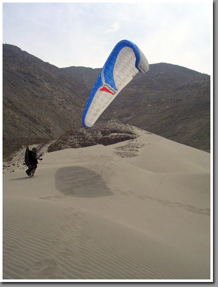 Paragliding at Playa Chipana between Tocopilla and Iquique, Atacama, Chile