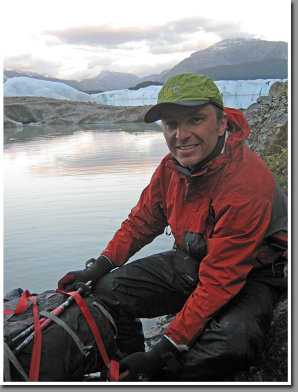 Your host of this blog unloading his packraft on the shores of a proglaciar lake of Steffen glacier, Aisen, Patagonia, Chile